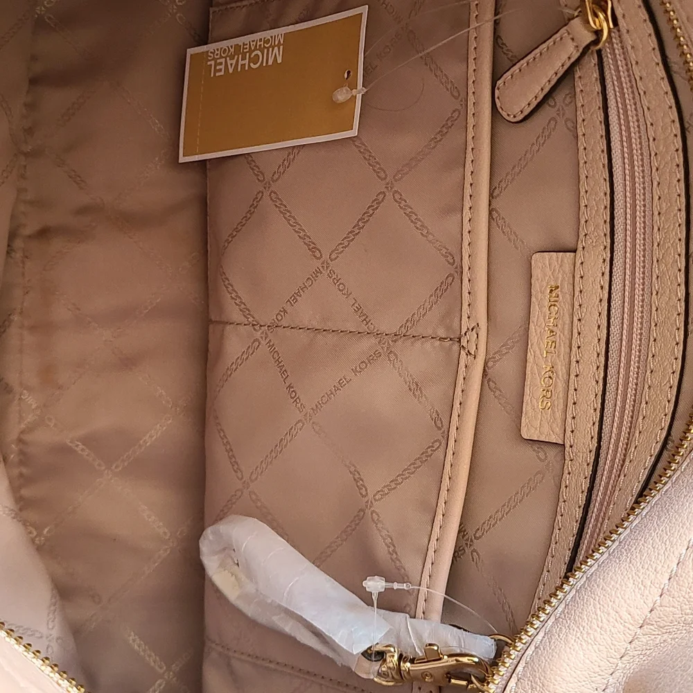 Michael Kors Evie large pebbled leather hobo shoulder bag in a soft pink - Picture 11 of 12